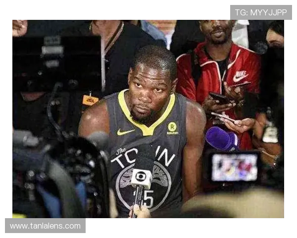 杜兰特家的冰箱里只放蛋白粉和冰水，连瓶可乐都找不到